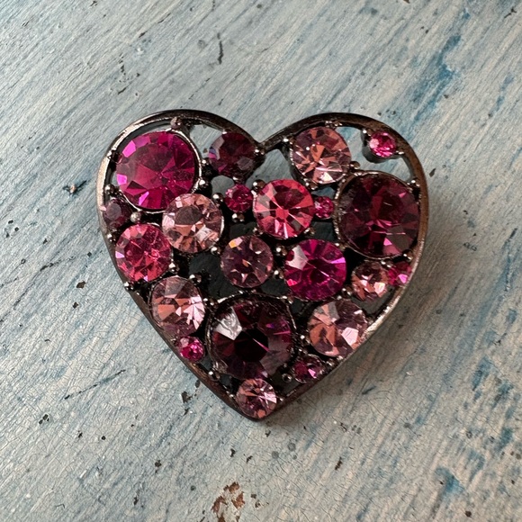 Rhinestone heart-shaped pin in shades of pink and purple - Picture 3 of 11